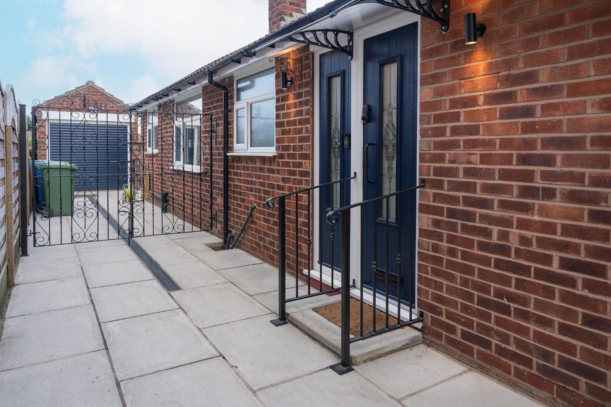 Nature Inspired Bungalow With 3 Rooms - 10 Mins From Manchester Airport Timperley Exterior foto